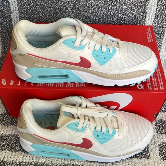 Nike Air Max 90
Women's Shoes - Picture 2 of 16